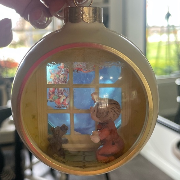 1980 HALLMARK PEAK THROUGH 3D CHRISTMAS ORNAMENT - Picture 2 of 11